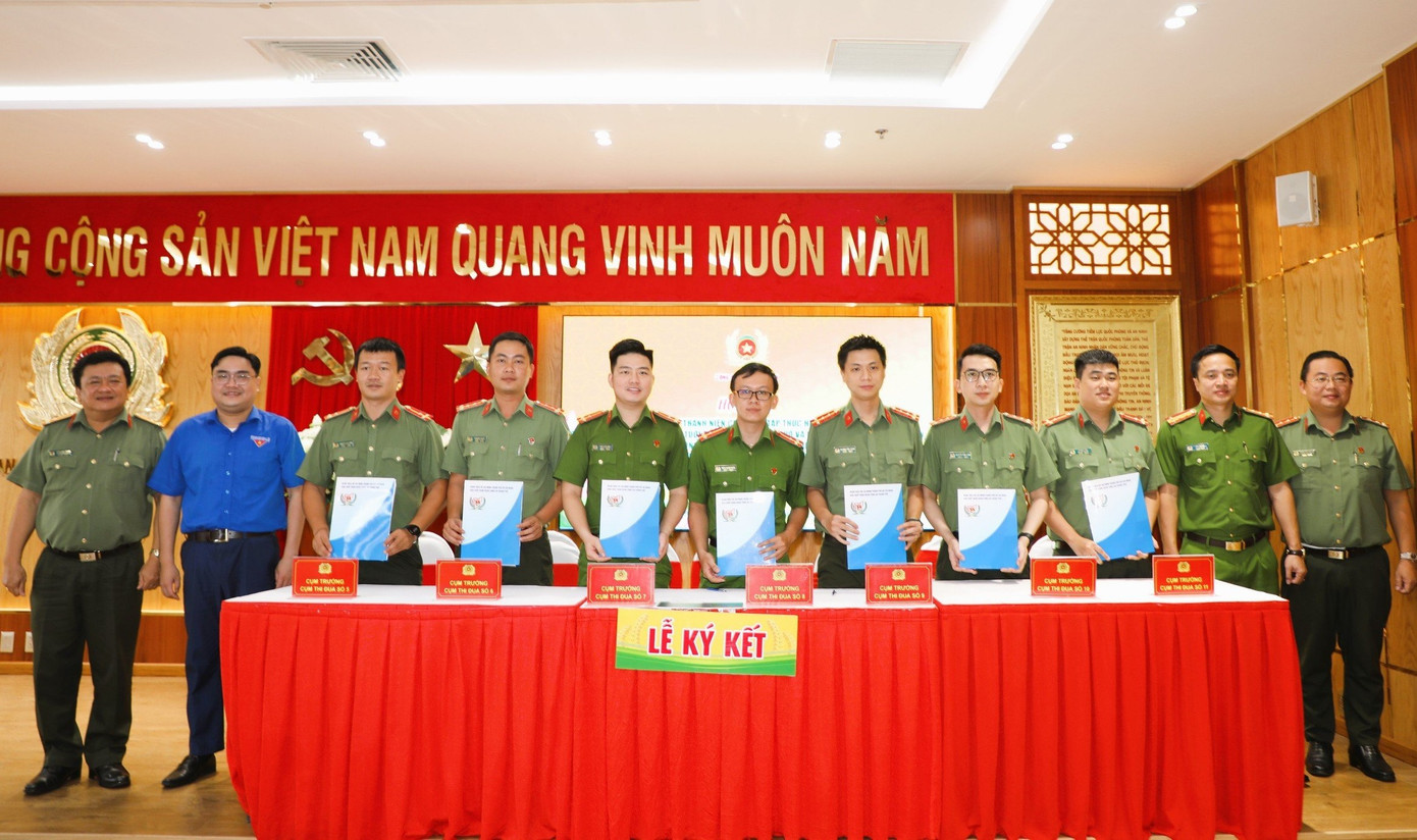 Đại diện các đơn vị ký kết giao ước thi đua thời gian tới. Đại diện các đơn vị ký kết giao ước thi đua thời gian tới.