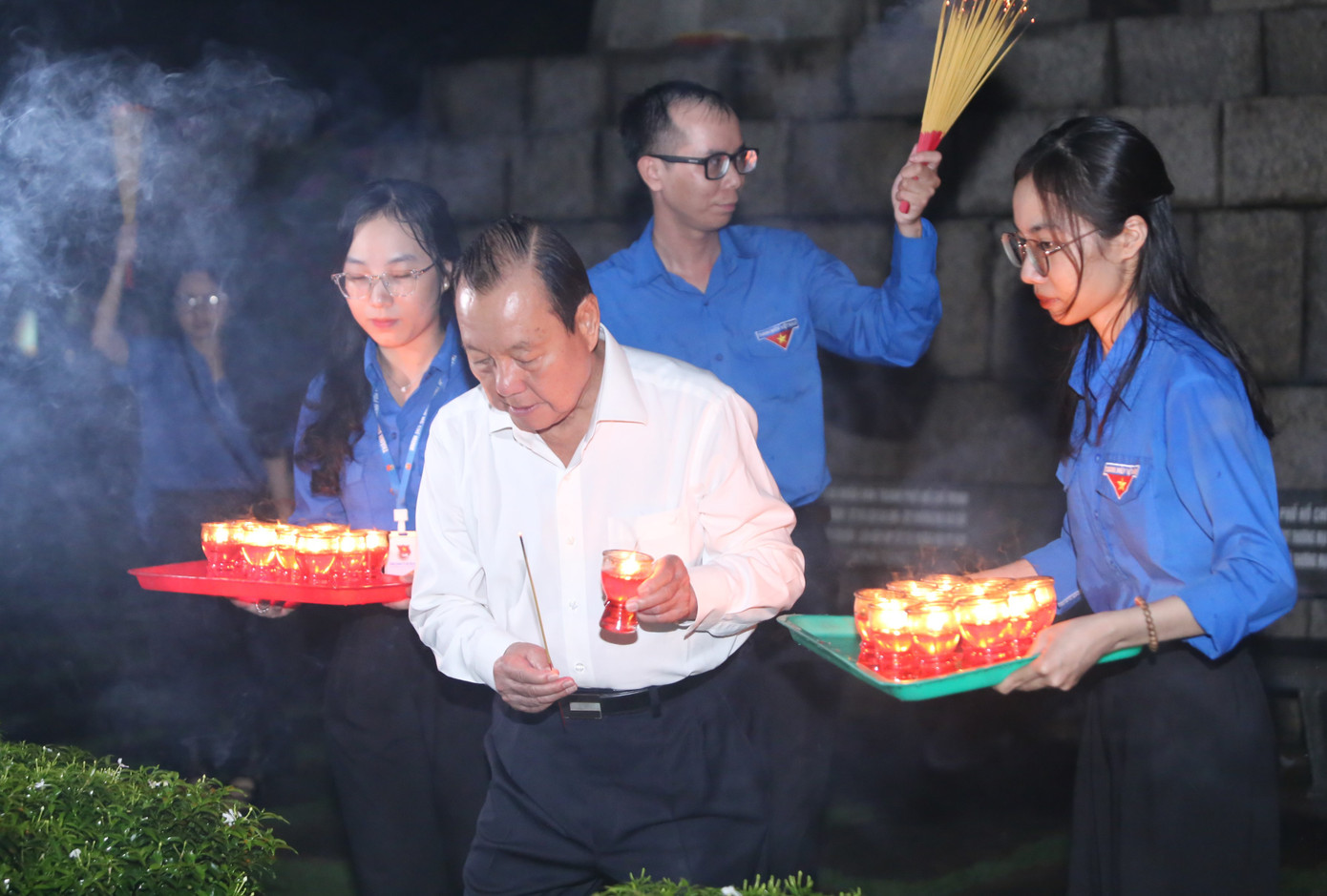 Nguyên Bí thư Thành uỷ TPHCM Lê Thanh Hải thắp nến tri ân các Anh hùng liệt sĩ.