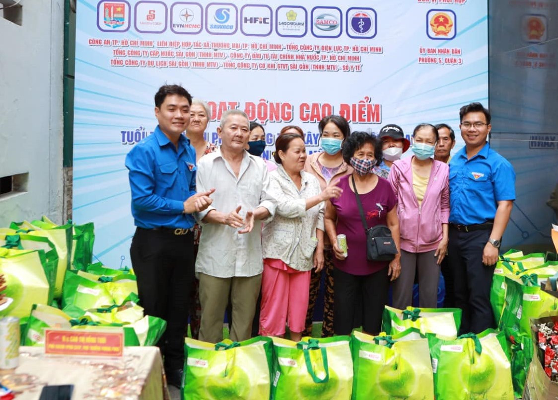 Các cơ sở Đoàn phối hợp trao quà đến người dân trong ngày ra quân Tháng Thanh niên. Các cơ sở Đoàn phối hợp trao quà đến người dân trong ngày ra quân Tháng Thanh niên.