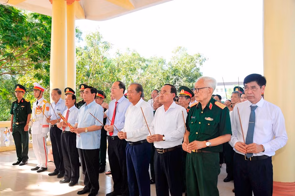 Các nguyên lãnh đạo Đảng, Nhà nước, lãnh đạo TPHCM, huyện Cần Giờ dâng hương tại Bia ghi danh các Anh hùng liệt sĩ Thị trấn Cần Thạnh. Ảnh: Thành ủy TPHCM