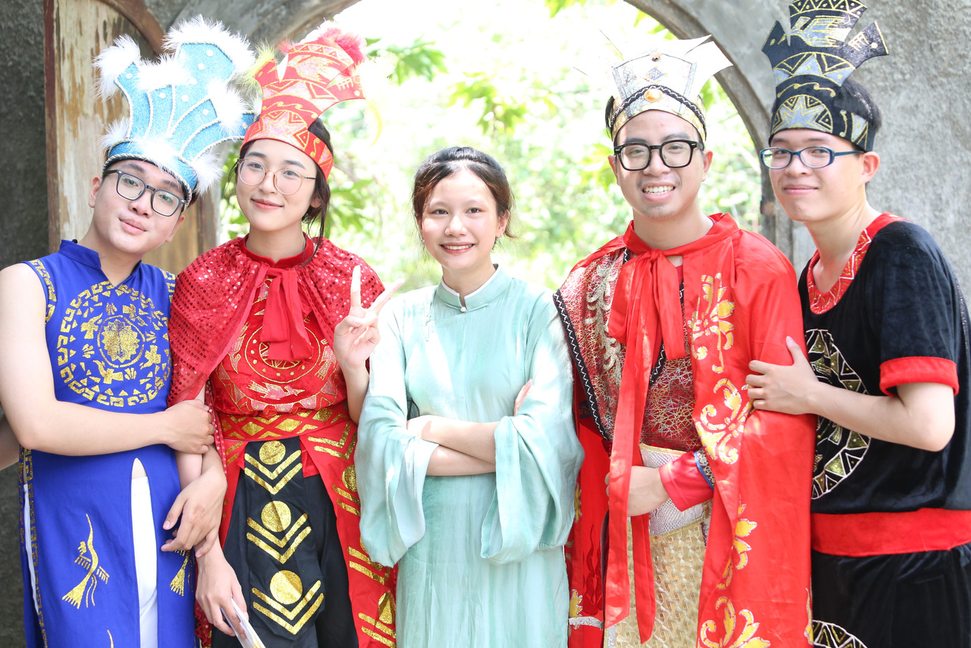 Hóa thân vào vai Vua Hùng, bạn Phan Tuấn Kiệt (thứ hai từ phải qua, sinh viên Trường Đại học Văn hóa TPHCM) cho biết qua tham gia thực hiện tái hiện huyền sử này, bạn đã phần nào cảm nhận sự uy nghiêm, bề thế của các vị vua thời xưa. "Tụi mình mong muốn có dịp thực hiện những chương trình, dự án thế này để phát huy, giữ gìn giai thoại Vua Hùng và những truyền thống tốt đẹp", Tuấn Kiệt bày tỏ. Hóa thân vào vai Vua Hùng, bạn Phan Tuấn Kiệt (thứ hai từ phải qua, sinh viên Trường Đại học Văn hóa TPHCM) cho biết qua tham gia thực hiện tái hiện huyền sử này, bạn đã phần nào cảm nhận sự uy nghiêm, bề thế của các vị vua thời xưa. "Tụi mình mong muốn có dịp thực hiện những chương trình, dự án thế này để phát huy, giữ gìn giai thoại Vua Hùng và những truyền thống tốt đẹp", Tuấn Kiệt bày tỏ.