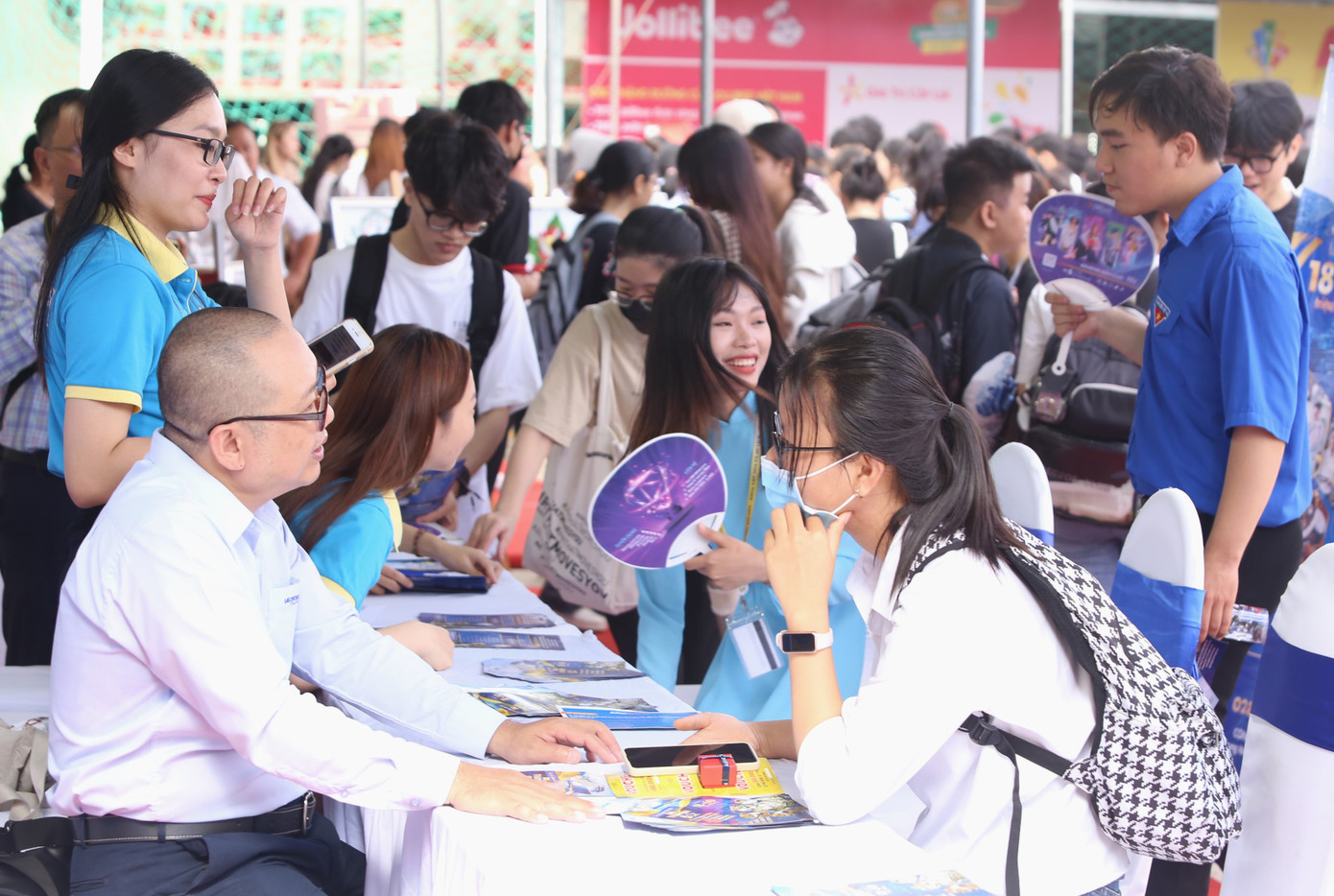 Bạn trẻ trực tiếp tìm hiểu việc làm với nhà tuyển dụng. Ảnh: Ngô Tùng