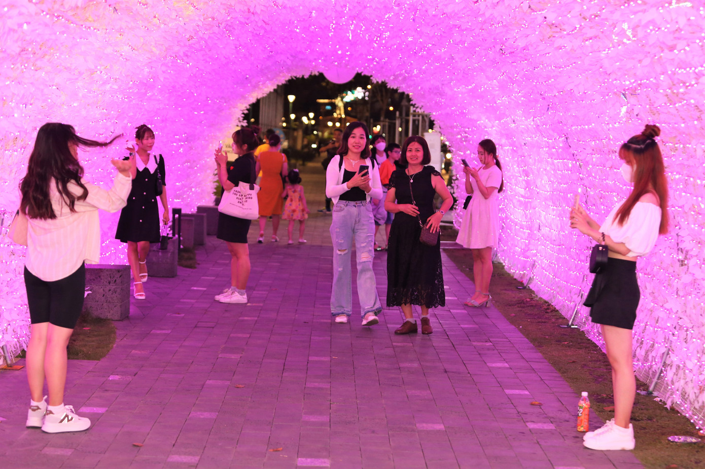 Ngoài không gian ánh sáng được bố trí trải dài theo các mảng cỏ, Ban tổ chức còn thực hiện mái vòm dài 50m, rộng 4m để tạo thêm cảnh quan vui chơi cho mọi người.