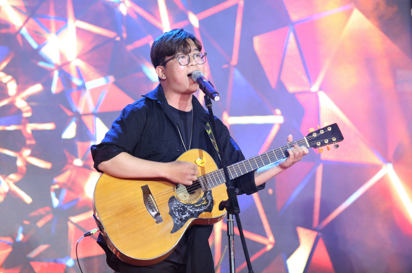 Chân dung Cao Thái Tuấn, chàng trai sáng tác nhiều ca khúc về thời tuổi trẻ sôi nổi. Ảnh: Ngô Tùng