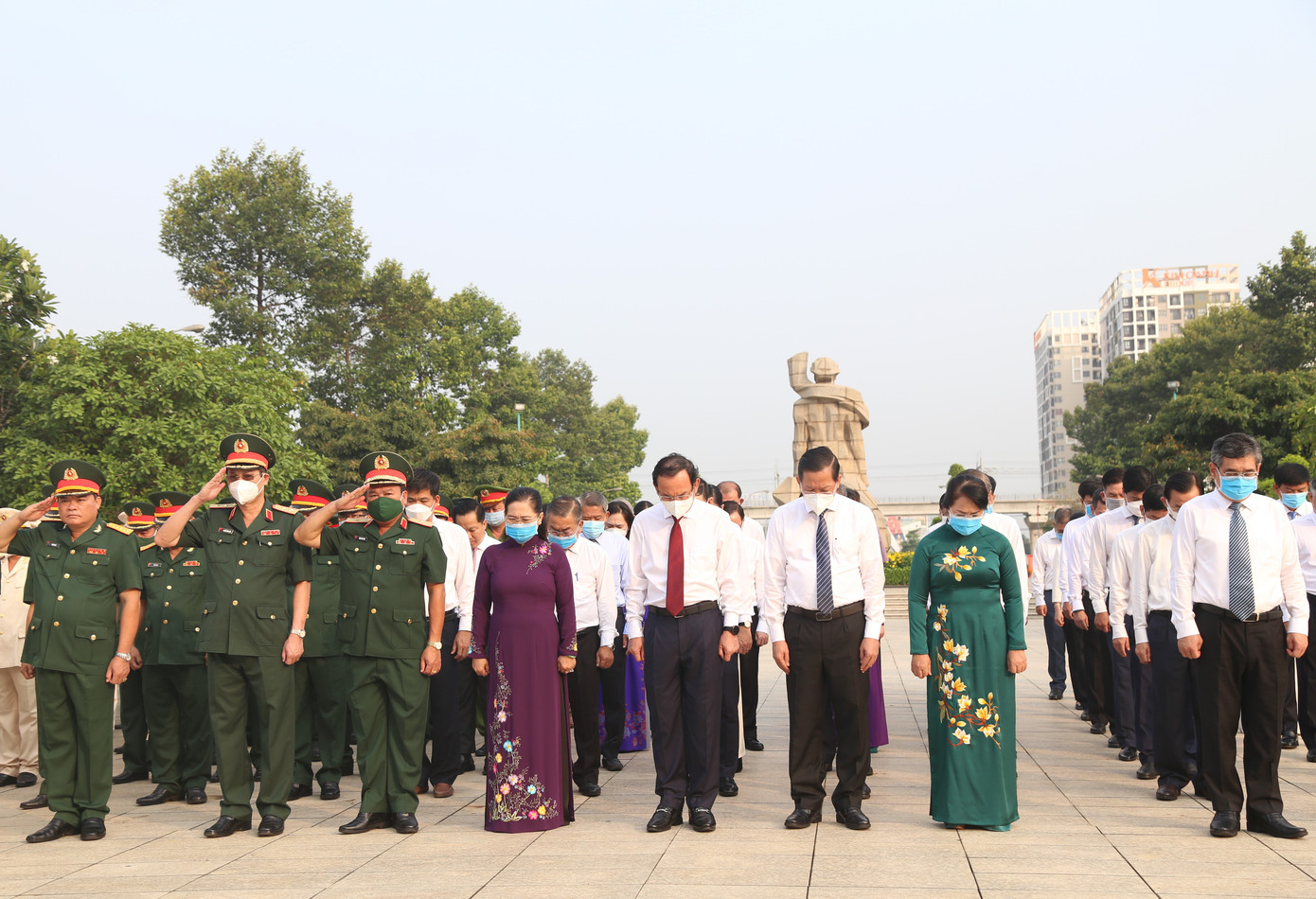 Sáng 27/4, nhân kỷ niệm 48 năm ngày Giải phóng miền Nam, thống nhất đất nước (30/4/1975 - 30/4/2023), đoàn đại biểu Thành ủy - HĐND - UBND - Ủy ban Mặt trận Tổ quốc Việt Nam TPHCM do ông Nguyễn Văn Nên, Ủy viên Bộ Chính trị, Bí thư Thành ủy TPHCM làm trưởng đoàn, đã đến dâng hoa, dâng hương tưởng nhớ các anh hùng liệt sĩ tại nghĩa trang Liệt sĩ TPHCM. Sáng 27/4, nhân kỷ niệm 48 năm ngày Giải phóng miền Nam, thống nhất đất nước (30/4/1975 - 30/4/2023), đoàn đại biểu Thành ủy - HĐND - UBND - Ủy ban Mặt trận Tổ quốc Việt Nam TPHCM do ông Nguyễn Văn Nên, Ủy viên Bộ Chính trị, Bí thư Thành ủy TPHCM làm trưởng đoàn, đã đến dâng hoa, dâng hương tưởng nhớ các anh hùng liệt sĩ tại nghĩa trang Liệt sĩ TPHCM.