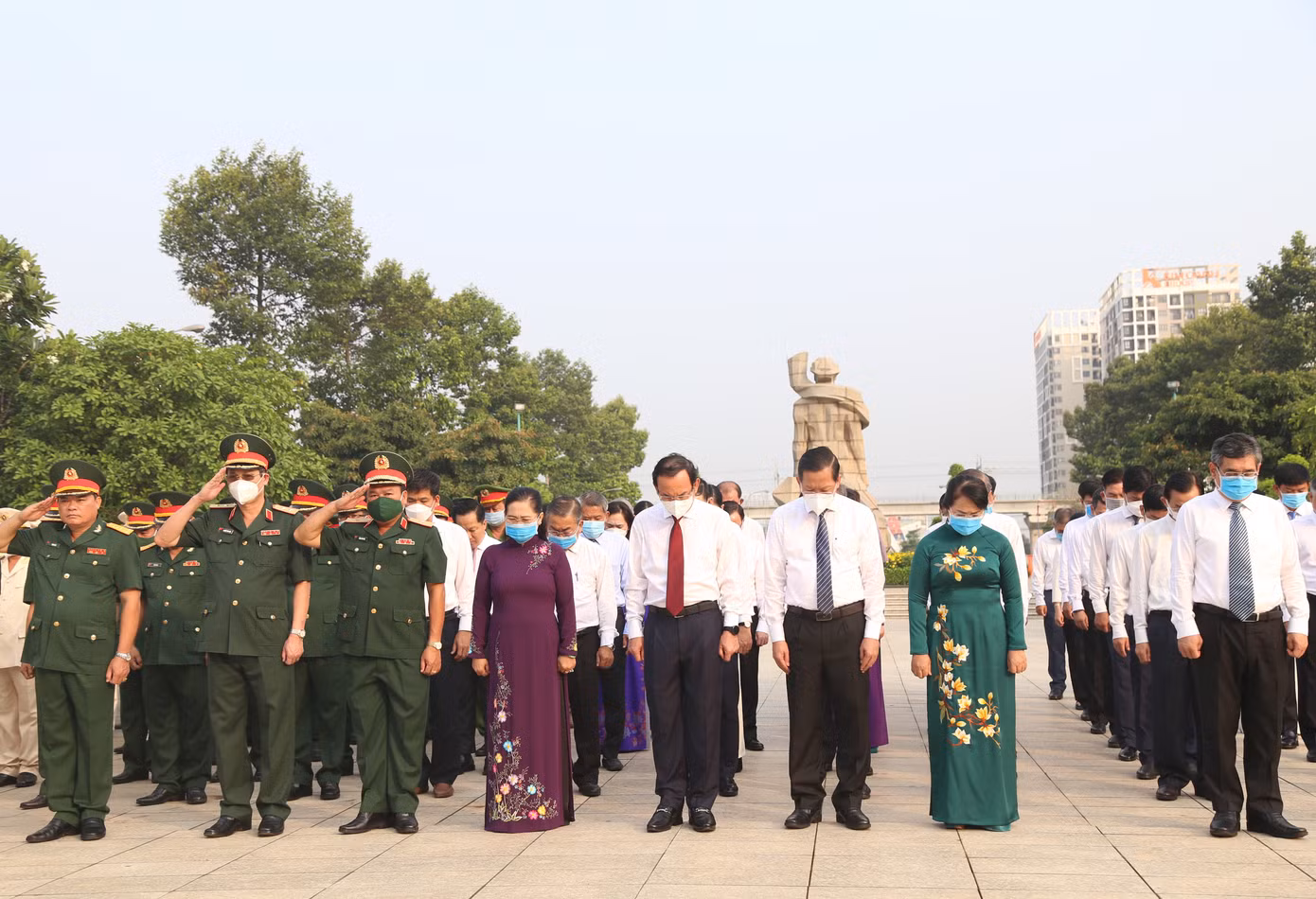 Sáng 27/4, nhân kỷ niệm 48 năm ngày Giải phóng miền Nam, thống nhất đất nước (30/4/1975 - 30/4/2023), đoàn đại biểu Thành ủy - HĐND - UBND - Ủy ban Mặt trận Tổ quốc Việt Nam TPHCM do ông Nguyễn Văn Nên, Ủy viên Bộ Chính trị, Bí thư Thành ủy TPHCM làm trưởng đoàn, đã đến dâng hoa, dâng hương tưởng nhớ các anh hùng liệt sĩ tại nghĩa trang Liệt sĩ TPHCM.