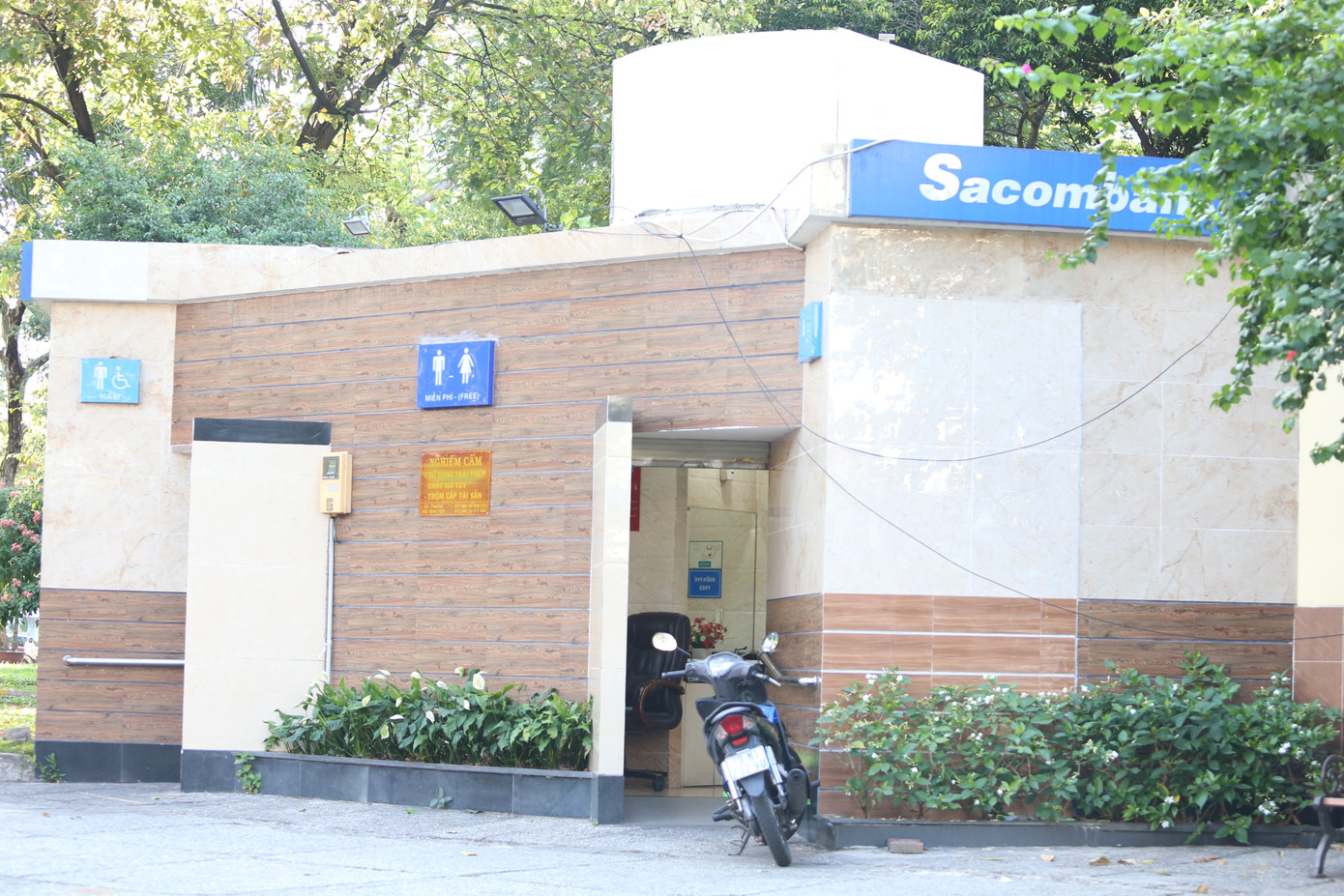 Quận 1, TPHCM là địa bàn có nhiều du khách, do đó việc đáp ứng nhu cầu vệ sinh sạch sẽ, an toàn được lãnh đạo thành phố chỉ đạo sát sao. Quận 1, TPHCM là địa bàn có nhiều du khách, do đó việc đáp ứng nhu cầu vệ sinh sạch sẽ, an toàn được lãnh đạo thành phố chỉ đạo sát sao.