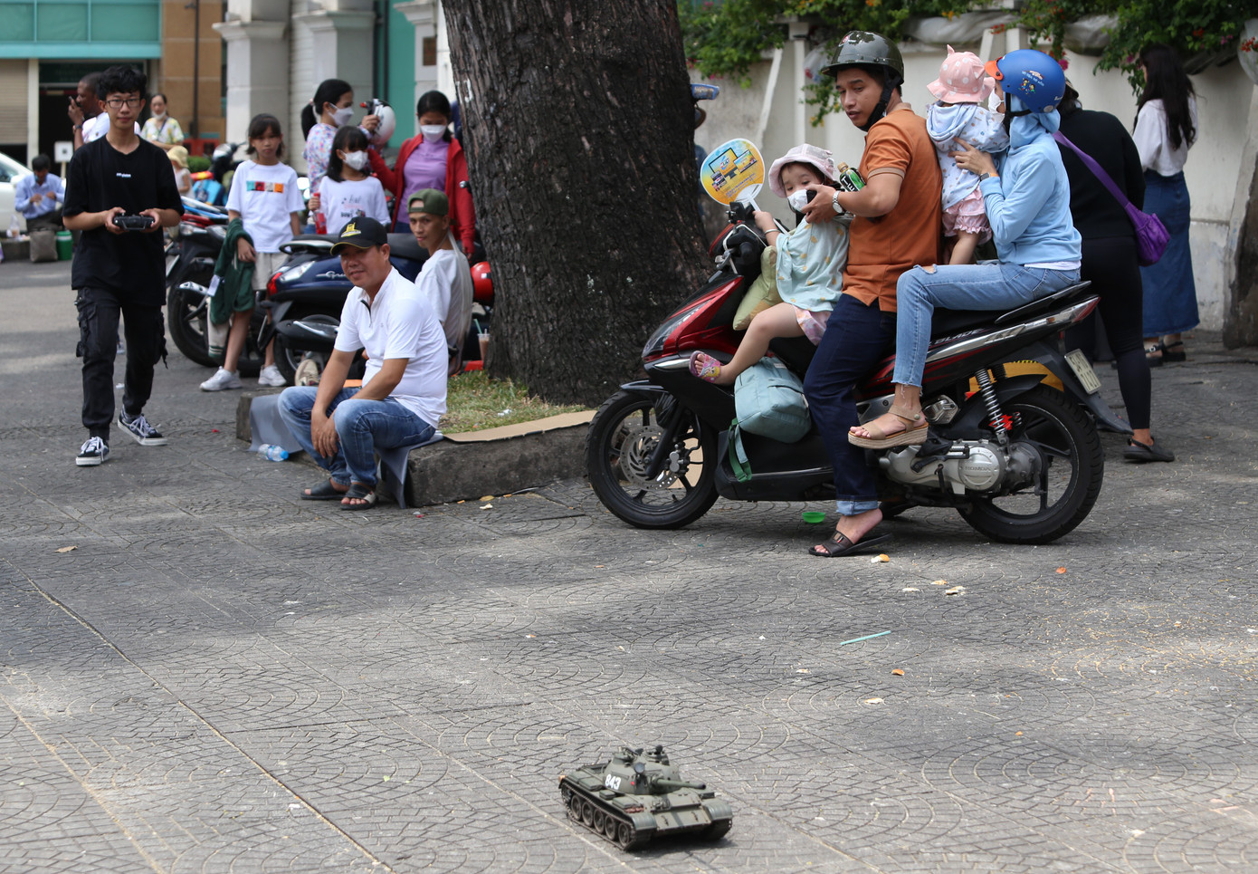 Cuộc chiến đã lùi xa, các phương tiện chiến tranh không còn hiện diện, có chăng chỉ là mô hình chiếc xe tăng chạy bằng động cơ điện do bạn Nguyễn Quốc Tâm (sinh viên Trường Cao đẳng Lý Tự Trọng) với số hiệu 843 nhắc nhớ về thời khắc lịch sử kết thúc cuộc đấu tranh giải phóng dân tộc 48 năm trước.
