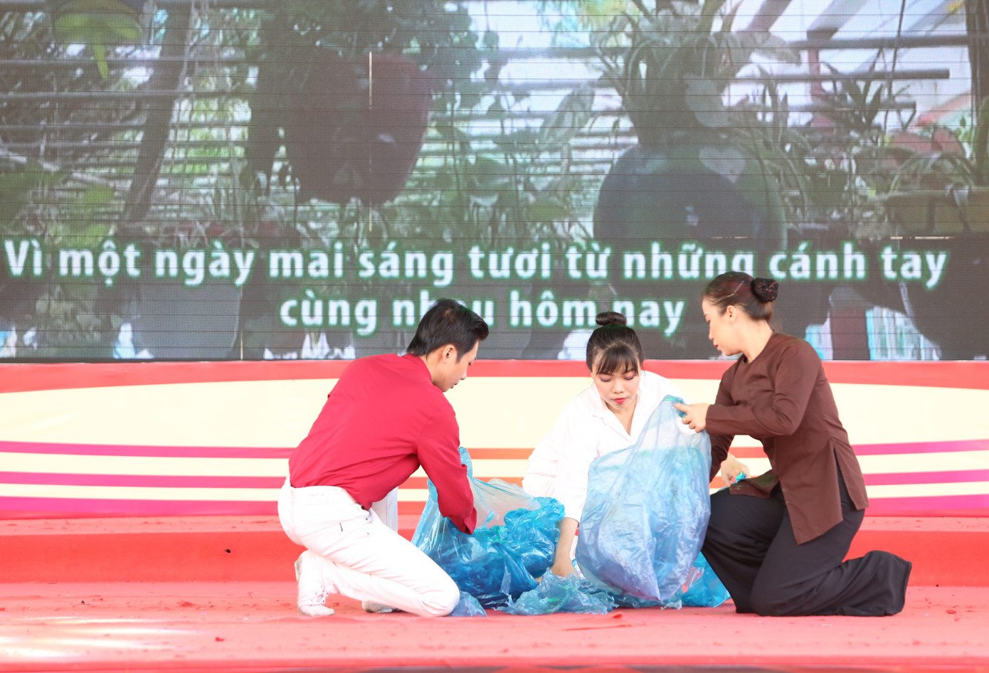 Tại chương trình, các bạn trẻ tham gia tiết mục văn nghệ với hoạt cảnh kêu gọi cộng đồng chung tay giảm thiểu rác thải nhựa ra môi trường.