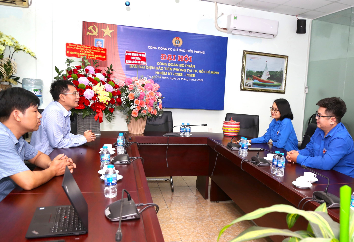 Đoàn công tác của Thành Đoàn TPHCM đến thăm, chúc mừng báo Tiền Phong dịp 21/6. Ảnh: Ngô Tùng