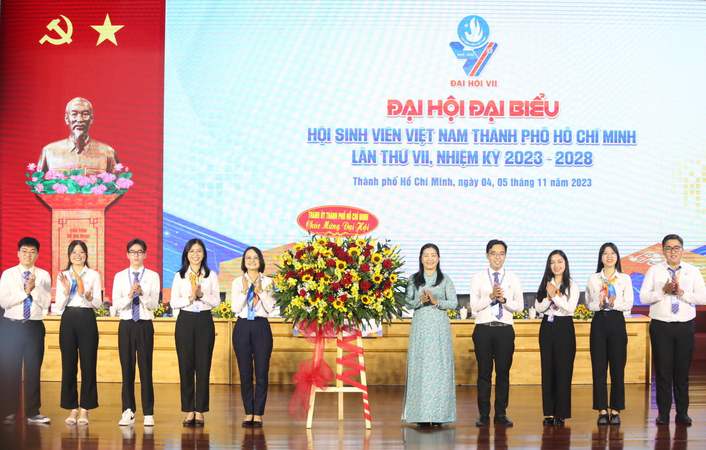 Đại diện lãnh đạo TPHCM trao hoa chúc mừng đại hội.