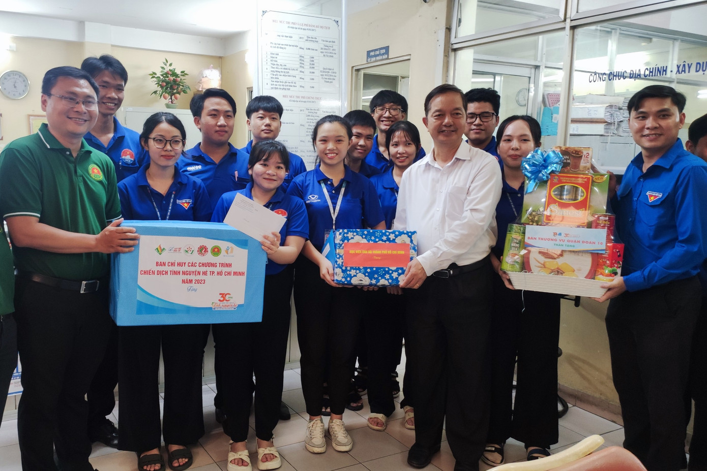 Lãnh đạo Học viện Cán bộ TPHCM và Thành Đoàn TPHCM tặng quà động viên các chiến sĩ tình nguyện Mùa hè xanh.