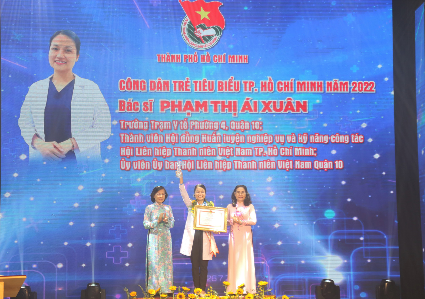 Chủ tịch HĐND TPHCM Nguyễn Thị Lệ (bìa phải) tuyên dương danh hiệu "Công dân trẻ tiêu biểu TPHCM" cho BS. Phạm Thị Ái Xuân ngày 1/1/2023. Ảnh: Ngô Tùng Chủ tịch HĐND TPHCM Nguyễn Thị Lệ (bìa phải) tuyên dương danh hiệu "Công dân trẻ tiêu biểu TPHCM" cho BS. Phạm Thị Ái Xuân ngày 1/1/2023. Ảnh: Ngô Tùng
