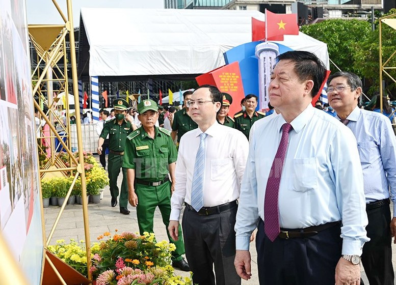 Trưởng ban Tuyên giáo Trung ương Nguyễn Trọng Nghĩa (phía trước), Phó Bí thư Thành ủy TPHCM Nguyễn Văn Hiếu cùng đại biểu trung ương, thành phố dự khai mạc triển lãm ảnh. Ảnh: Thành ủy TPHCM. Trưởng ban Tuyên giáo Trung ương Nguyễn Trọng Nghĩa (phía trước), Phó Bí thư Thành ủy TPHCM Nguyễn Văn Hiếu cùng đại biểu trung ương, thành phố dự khai mạc triển lãm ảnh. Ảnh: Thành ủy TPHCM.