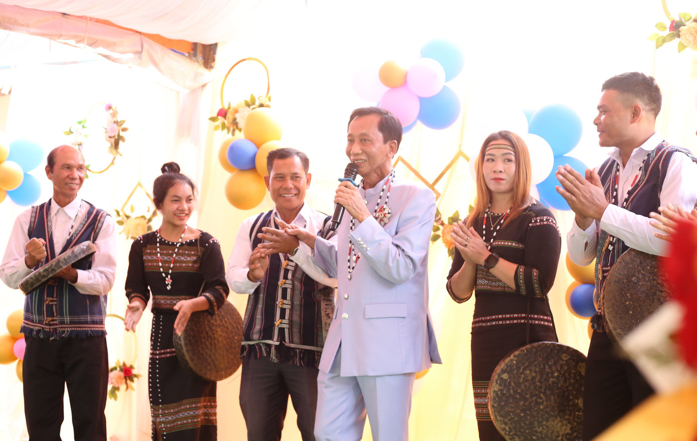 Hiệp sĩ Đại Thánh giá Lê Đức Thịnh chung vui cùng bà con đồng bào các dân tộc tại địa phương.