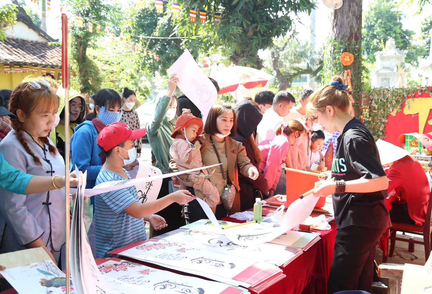 Dịp này, nhà chùa tổ chức không gian tặng thư pháp với những câu chúc tốt đẹp gửi tặng người dân, du khách thập phương.