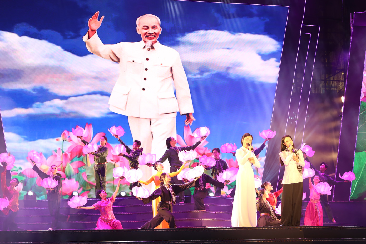 Cách đây 78 năm, trong những ngày mùa thu lịch sử, dưới sự lãnh đạo của Đảng Cộng sản Việt Nam và Chủ tịch Hồ Chí Minh, nhân dân ta đã làm nên cuộc Cách mạng Tháng Tám vĩ đại. Ngày 2/9/1945, tại Quảng trường Ba Đình, Hà Nội, Chủ tịch Hồ Chí Minh đã đọc bản Tuyên ngôn độc lập, tuyên bố trước quốc dân đồng bào và toàn thế giới: “Nước Việt Nam có quyền được hưởng tự do và độc lập, và sự thật đã trở thành một nước tự do và độc lập”, khai sinh nước Việt Nam Dân chủ cộng hòa. Sự kiện trọng đại này là mốc son chói lọi trong lịch sử dựng nước và giữ nước vẻ vang của dân tộc ta.