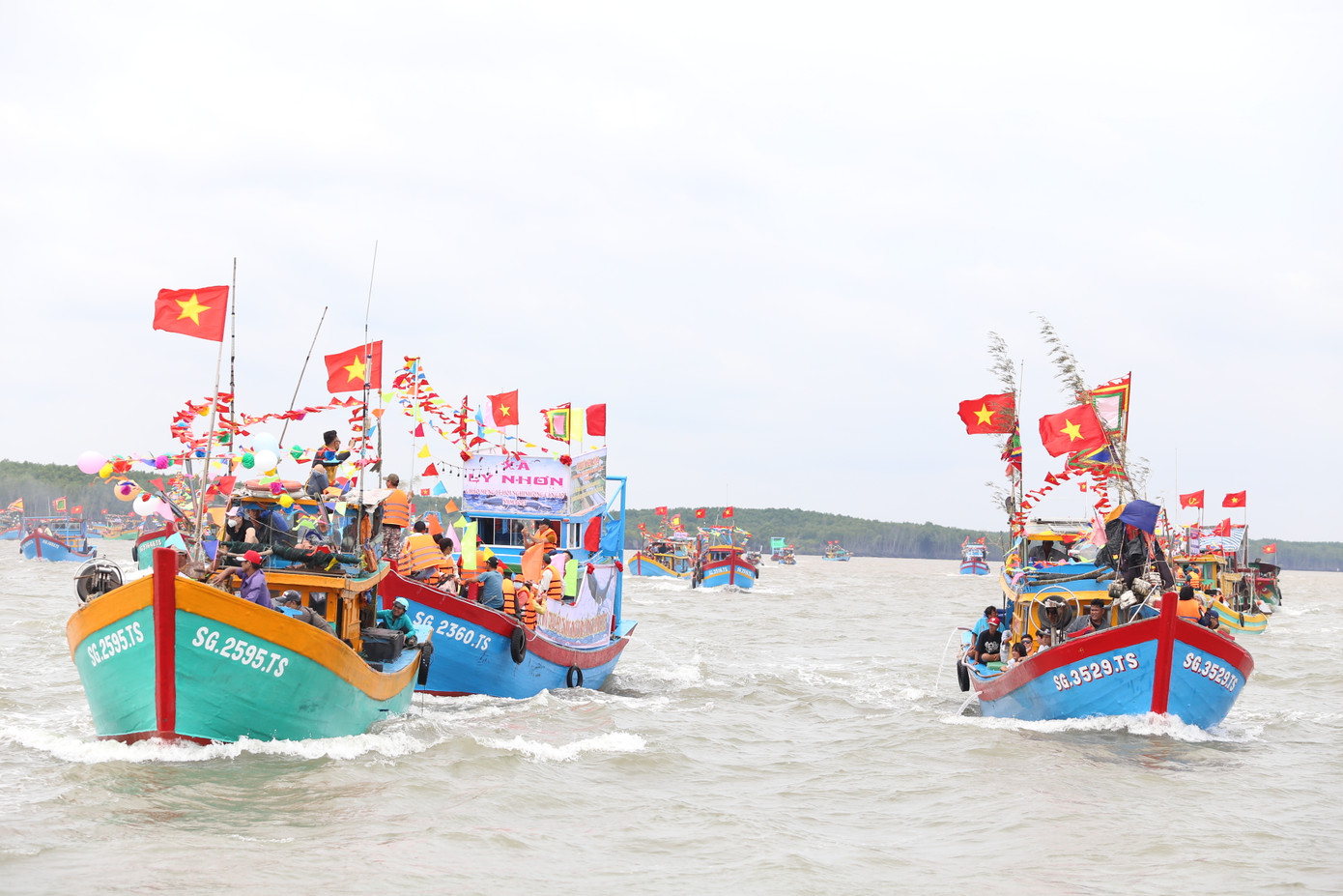 Các ghe thuyền được trang hoàng ấn tượng, bắt mắt để tham gia lễ hội đặc sắc của địa phương.