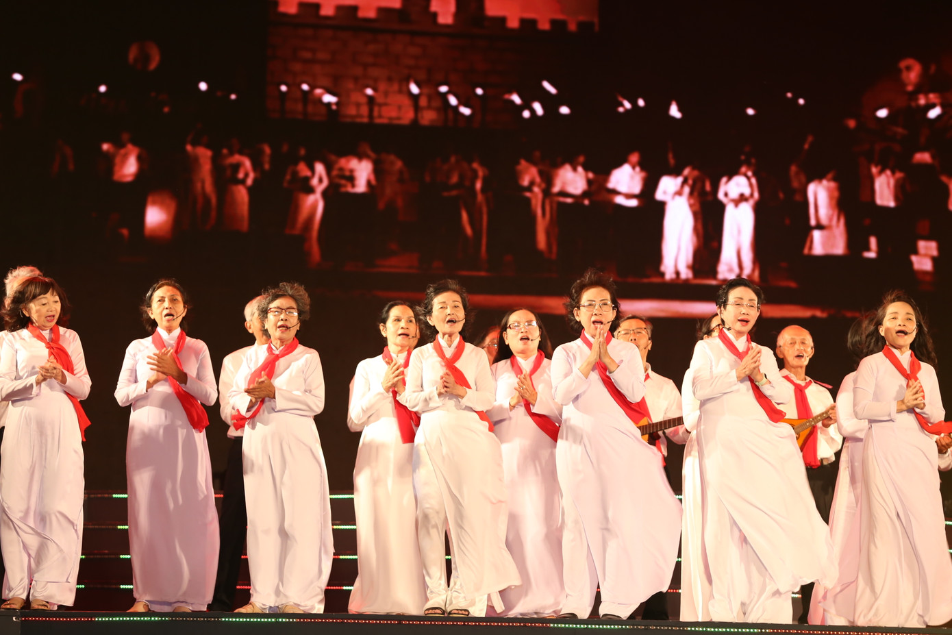 Câu lạc bộ Truyền thống Thành Đoàn hát vang những ca khúc tái hiện không khí đấu tranh sục sôi của các lực lượng yêu nước.