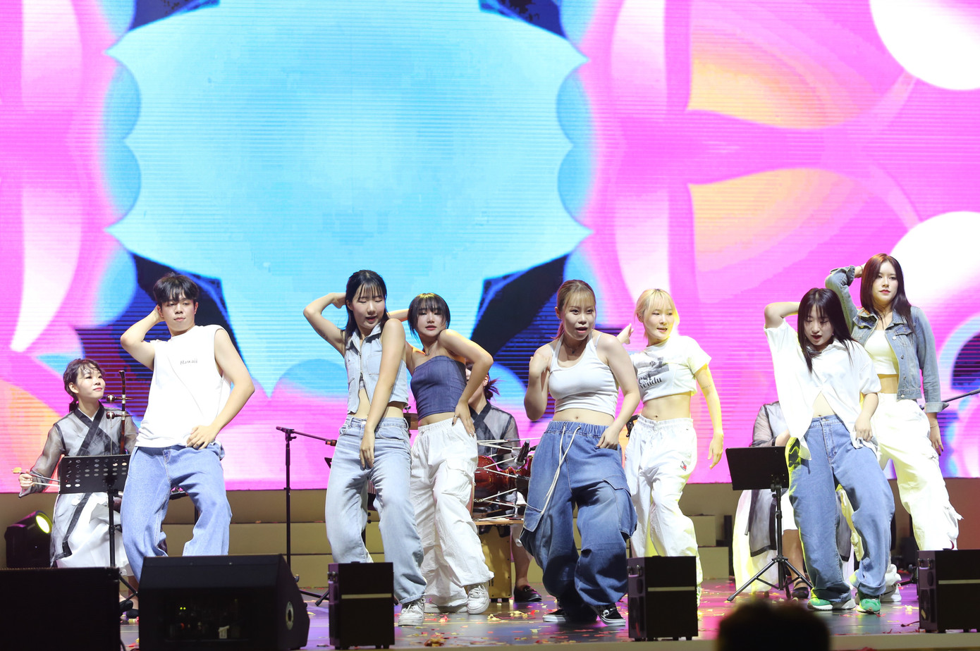 Một tiết mục nghệ thuật với sự phối hợp giữa các nhạc công thực hiện màn hòa tấu cùng các bạn trẻ nhảy hiện đại.