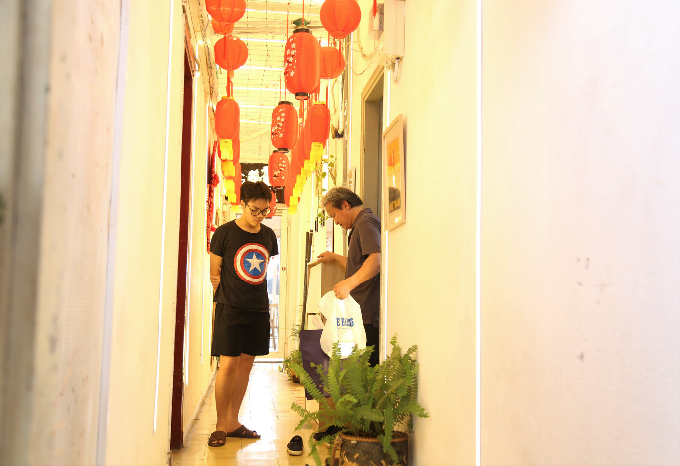 Xen kẽ nơi ở của các hộ dân, điểm nhấn đặc sắc ở khu chung cư cũ này chính là các cửa hàng ăn uống, kinh doanh dịch vụ ở khắp các tầng. Xen kẽ nơi ở của các hộ dân, điểm nhấn đặc sắc ở khu chung cư cũ này chính là các cửa hàng ăn uống, kinh doanh dịch vụ ở khắp các tầng.