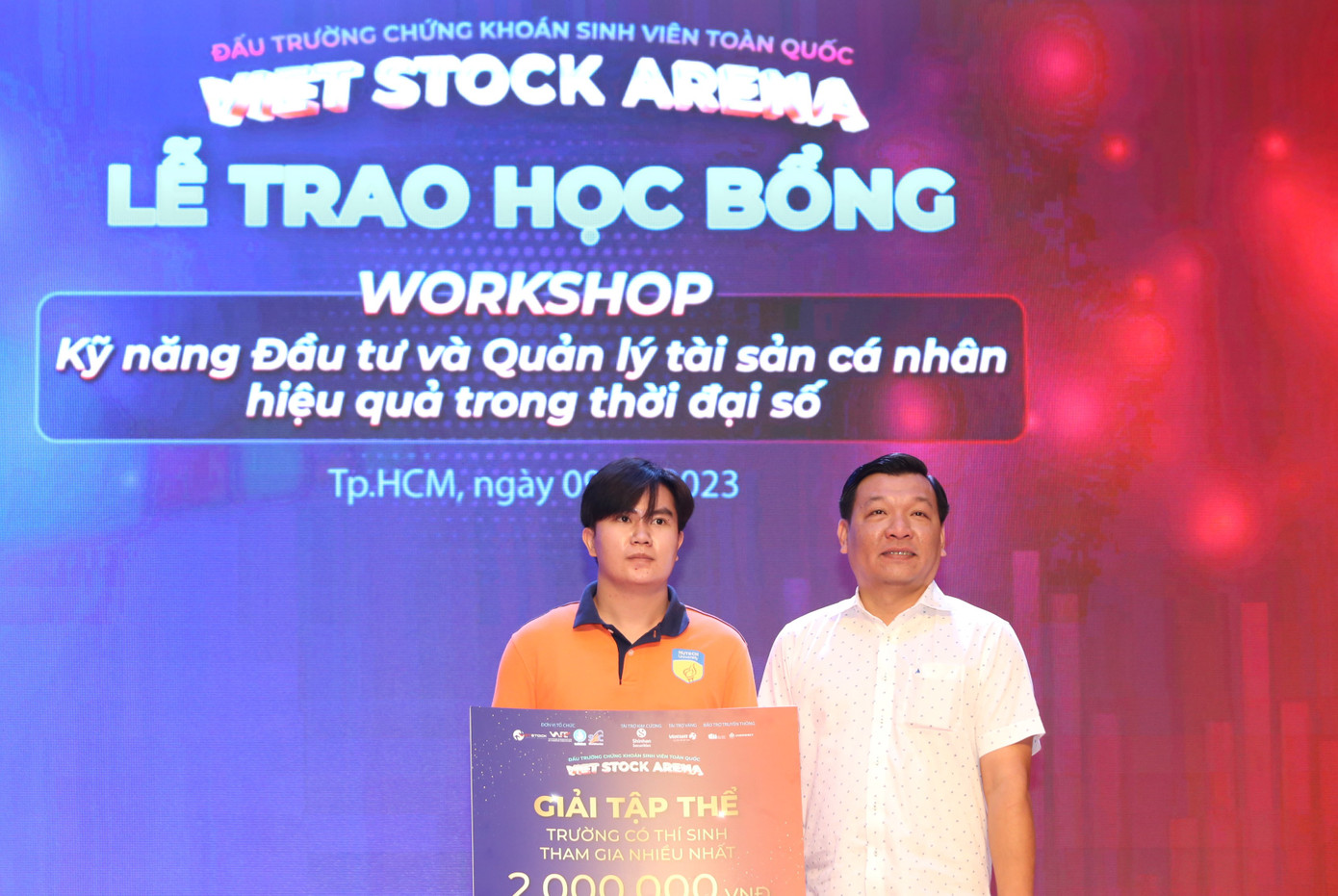 Anh Lê Nguyễn Nam, Phó Giám đốc Trung tâm Hỗ trợ học sinh, sinh viên TPHCM trao phần thưởng cho đại diện tập thể có số lượng thí sinh tham gia cuộc thi nhiều nhất.