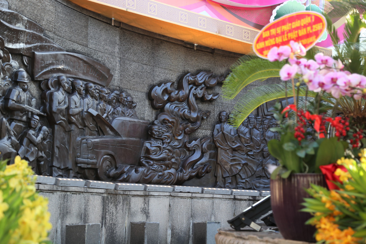 Bức phù điêu trong công viên tượng đài Bồ tát Thích Quảng Đức tái hiện ngày Bồ Tát tự thiêu tại ngã tư Phan Đình Phùng - Lê Văn Duyệt (nay là giao lộ Nguyễn Đình Chiểu - Cách Mạng Tháng Tám, quận 3) vào ngày 11/6/1963 để bảo vệ đạo pháp giữa thời điểm phật pháp bị chính quyền Ngô Đình Diệm lúc bấy giờ đàn áp, khủng bố.