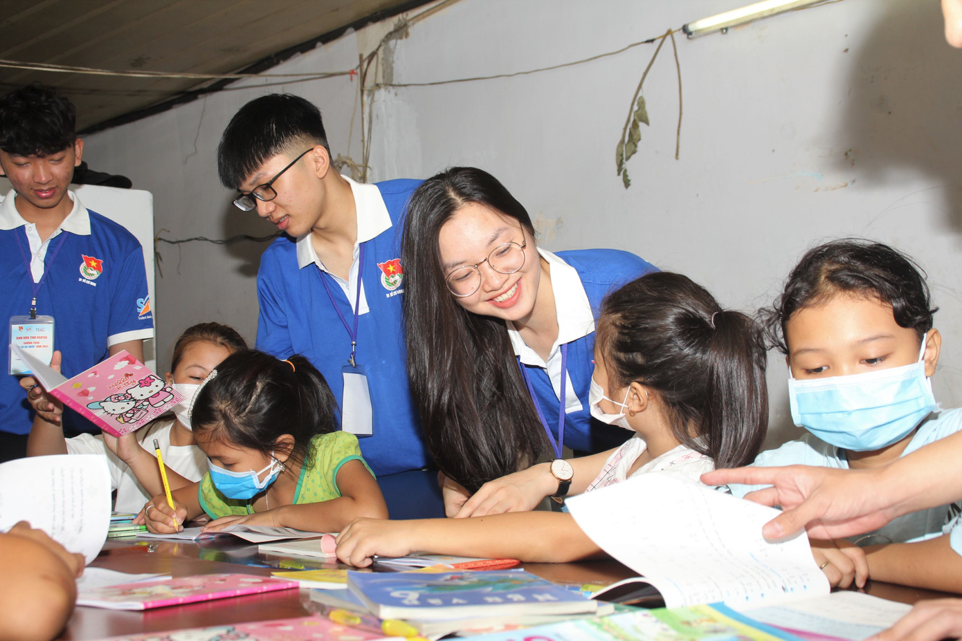 Màu áo xanh tình nguyện gắn liền với những công trình ý nghĩa do người trẻ góp sức tạo nên. Ảnh: Ngô Tùng