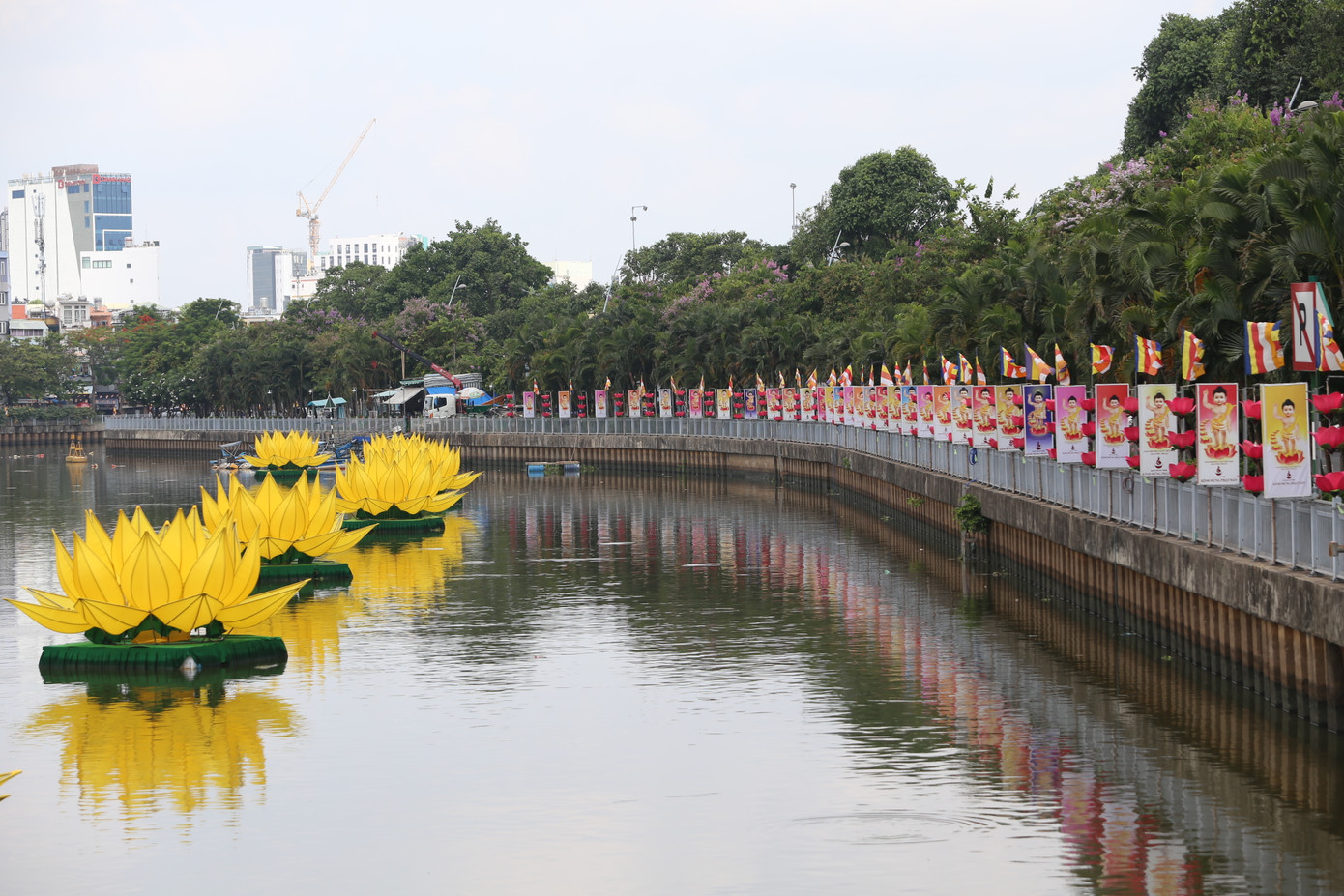 Chào mừng Đại lễ Phật đản 2023 (Phật lịch 2567), Ban Trị sự Giáo hội Phật giáo Việt Nam quận Phú Nhuận cùng Quan Âm tu viện (TPHCM) tổ chức thực hiện và hạ thủy bảy tòa sen nhân mùa lễ trọng đại của Phật giáo.