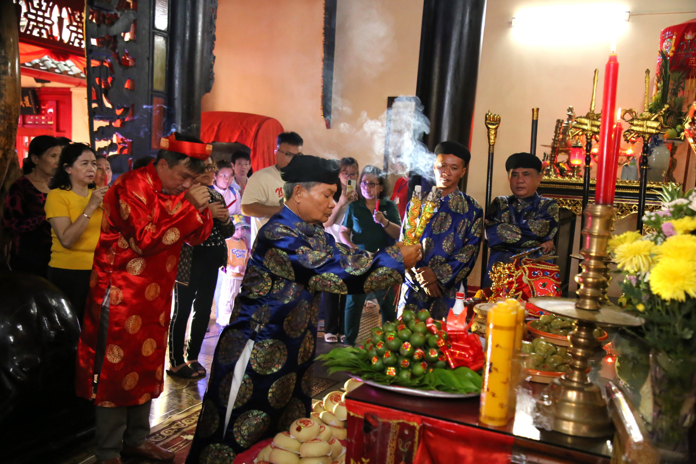 Nghi thức dâng cúng Đức Tả quân Lê Văn Duyệt. Ảnh: Ngô Tùng. Nghi thức dâng cúng Đức Tả quân Lê Văn Duyệt. Ảnh: Ngô Tùng.