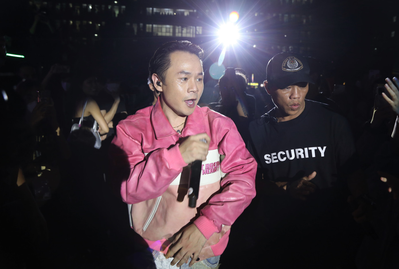 Nam ca sĩ đến gần giao lưu cùng đông đảo người hâm mộ.