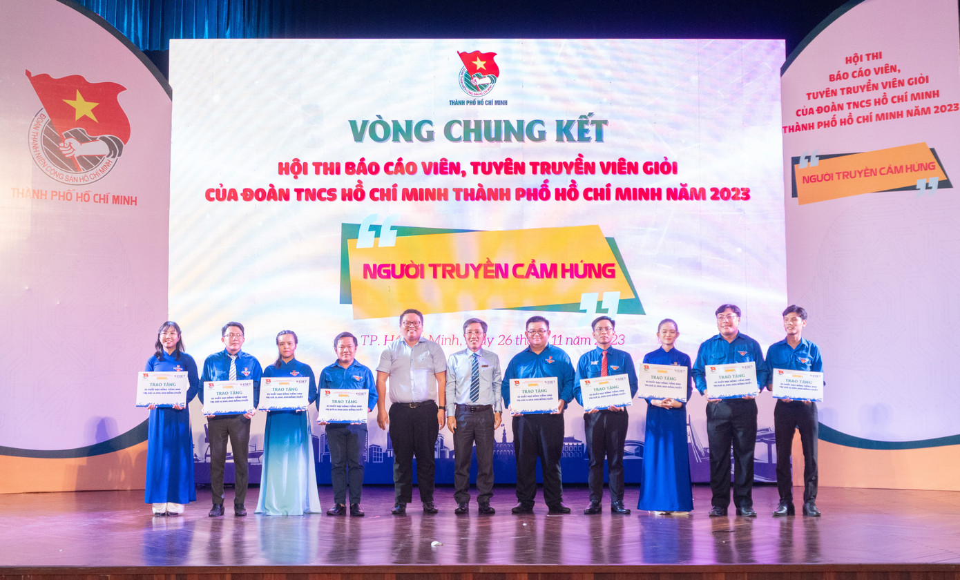Các thí sinh lọt vào vòng Chung kết nhận các suất học bổng tiếng Anh.