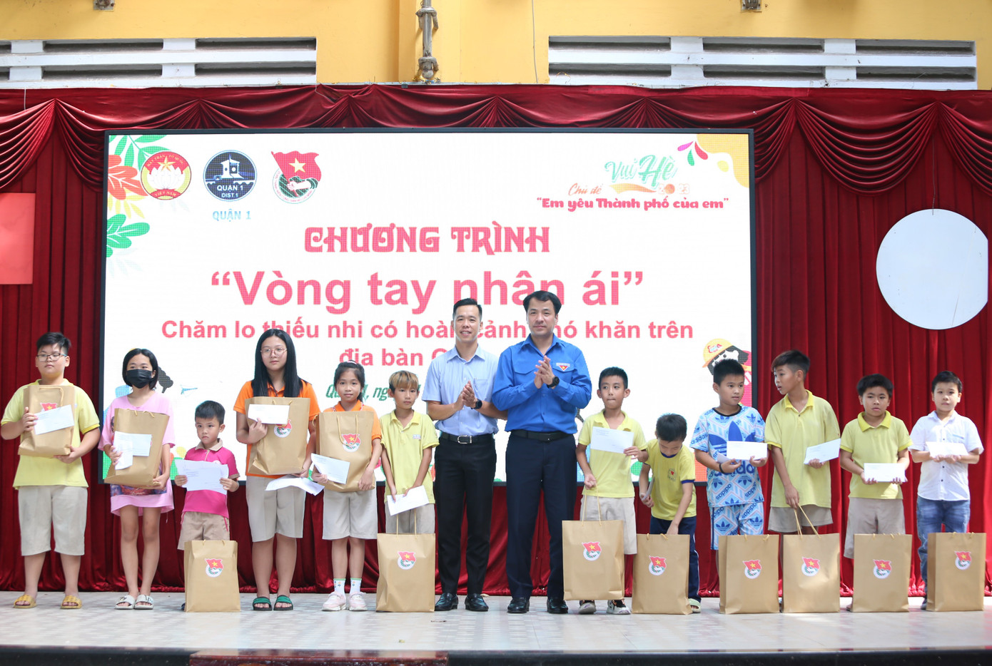 Bí thư T.Ư Đoàn Ngô Văn Cương (áo xanh) trao quà cho các em thiếu nhi cơ nhỡ, có hoàn cảnh khó khăn.