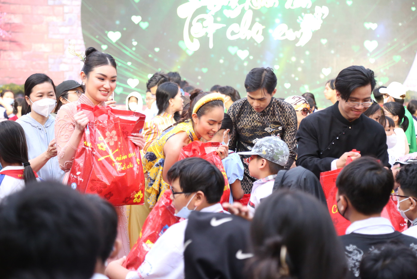 Trong lễ khai mạc Tết Việt tại Nhà Văn hóa Thanh niên TPHCM, các đơn vị đã trực tiếp gửi tặng 400 phần quà xuân thiết thực và lì xì cho các bạn nhỏ. Trong lễ khai mạc Tết Việt tại Nhà Văn hóa Thanh niên TPHCM, các đơn vị đã trực tiếp gửi tặng 400 phần quà xuân thiết thực và lì xì cho các bạn nhỏ.