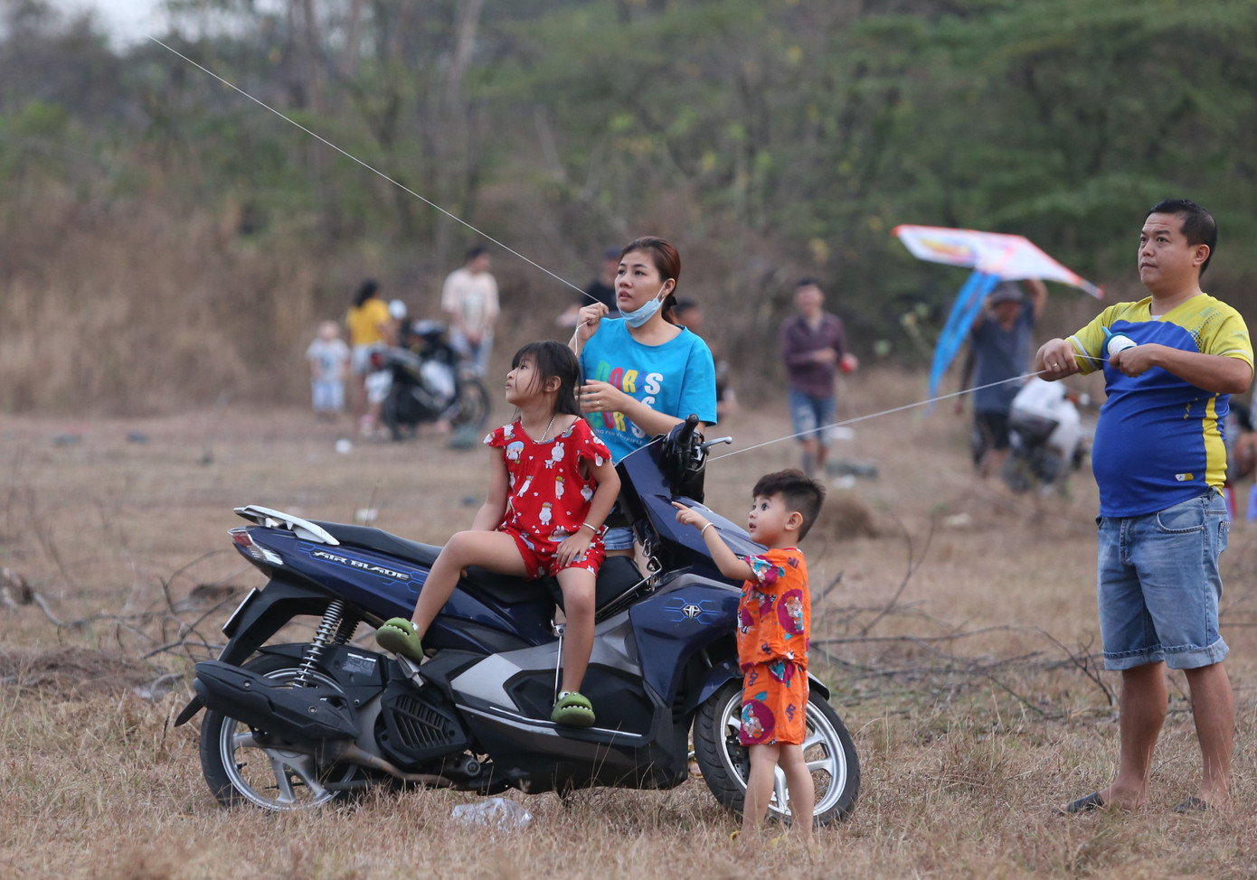 Một gia đình trẻ cùng thư giãn vào buổi chiều tà với cánh diều no gió