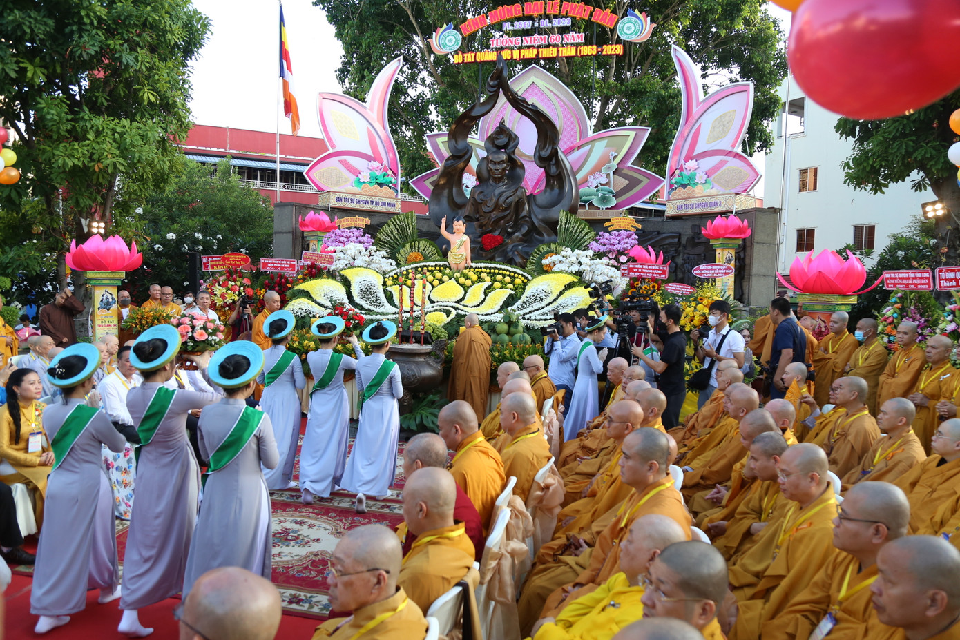 Các đoàn sinh, gia đình Phật tử dâng hoa kính mừng Phật đản và Bồ Tát Thích Quảng Đức.