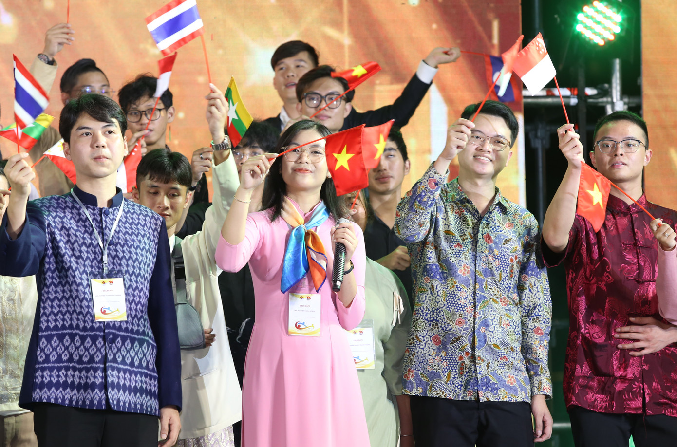 Các đại biểu thanh niên hòa vang ca khúc kết nối tình hữu nghị.