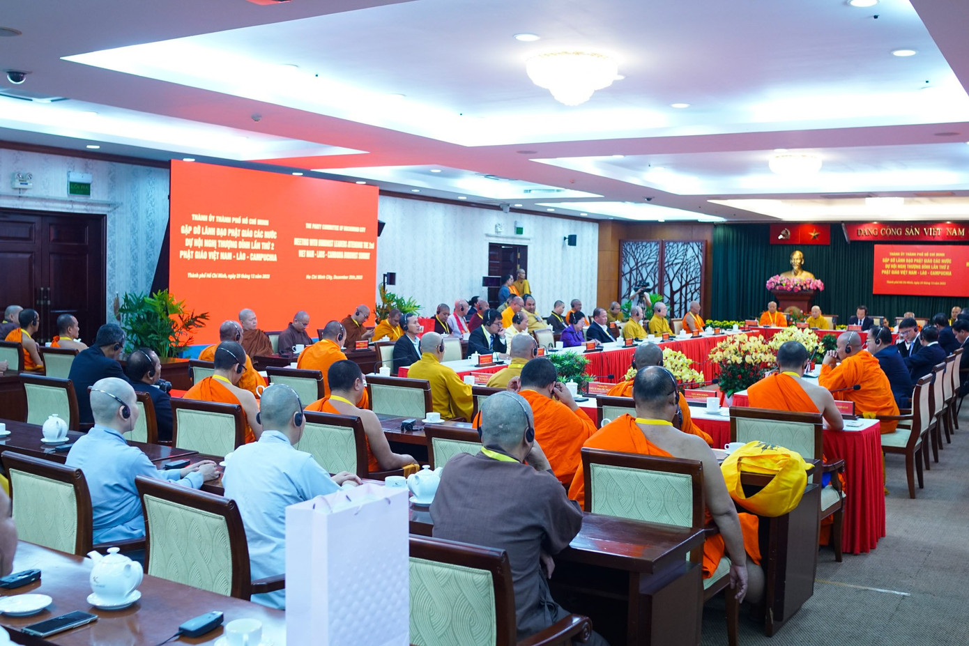 Quang cảnh buổi gặp gỡ giữa lãnh đạo TPHCM với đoàn đại biểu Phật giáo ba nước. Ảnh: PV