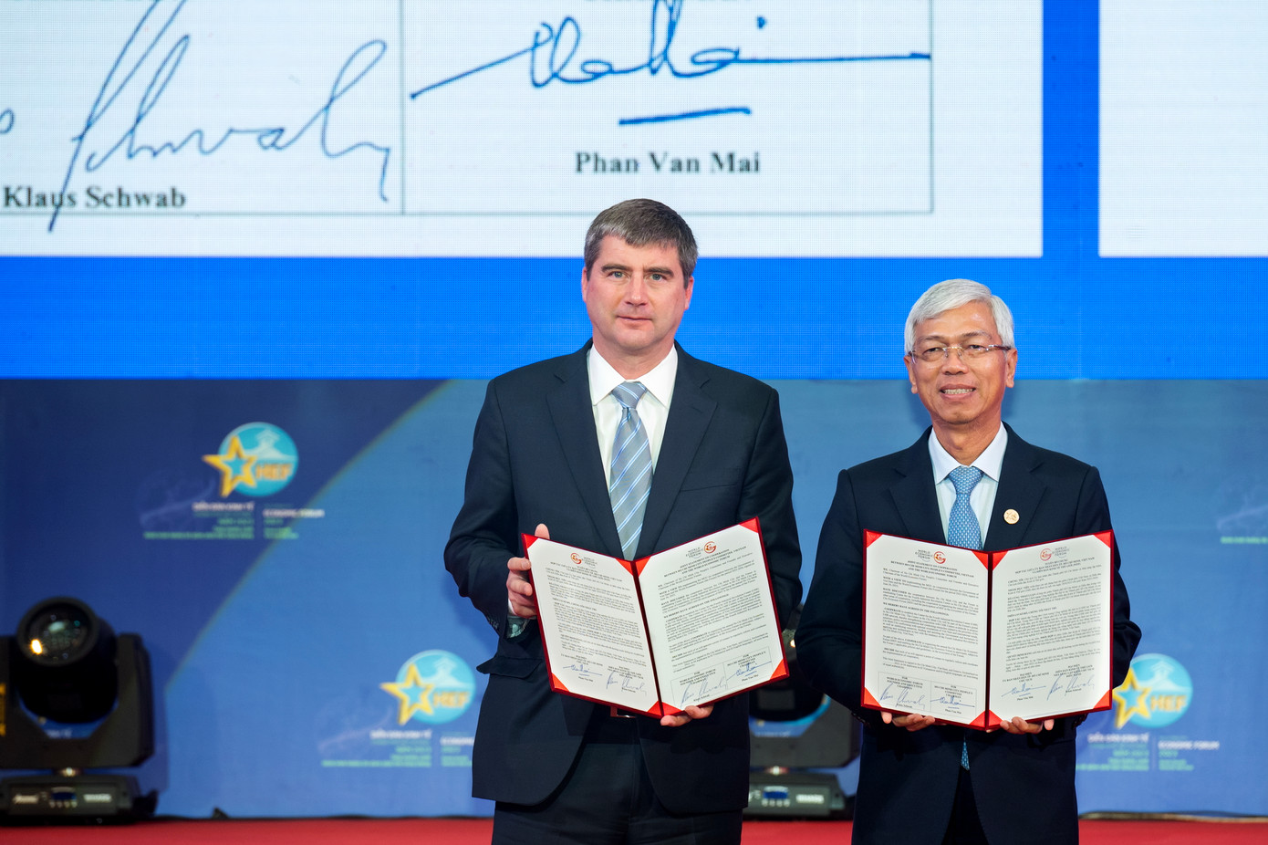 Lãnh đạo UBND TPHCM và WEF trao Tuyên bố chung hợp tác. Ảnh: Quốc Thanh.