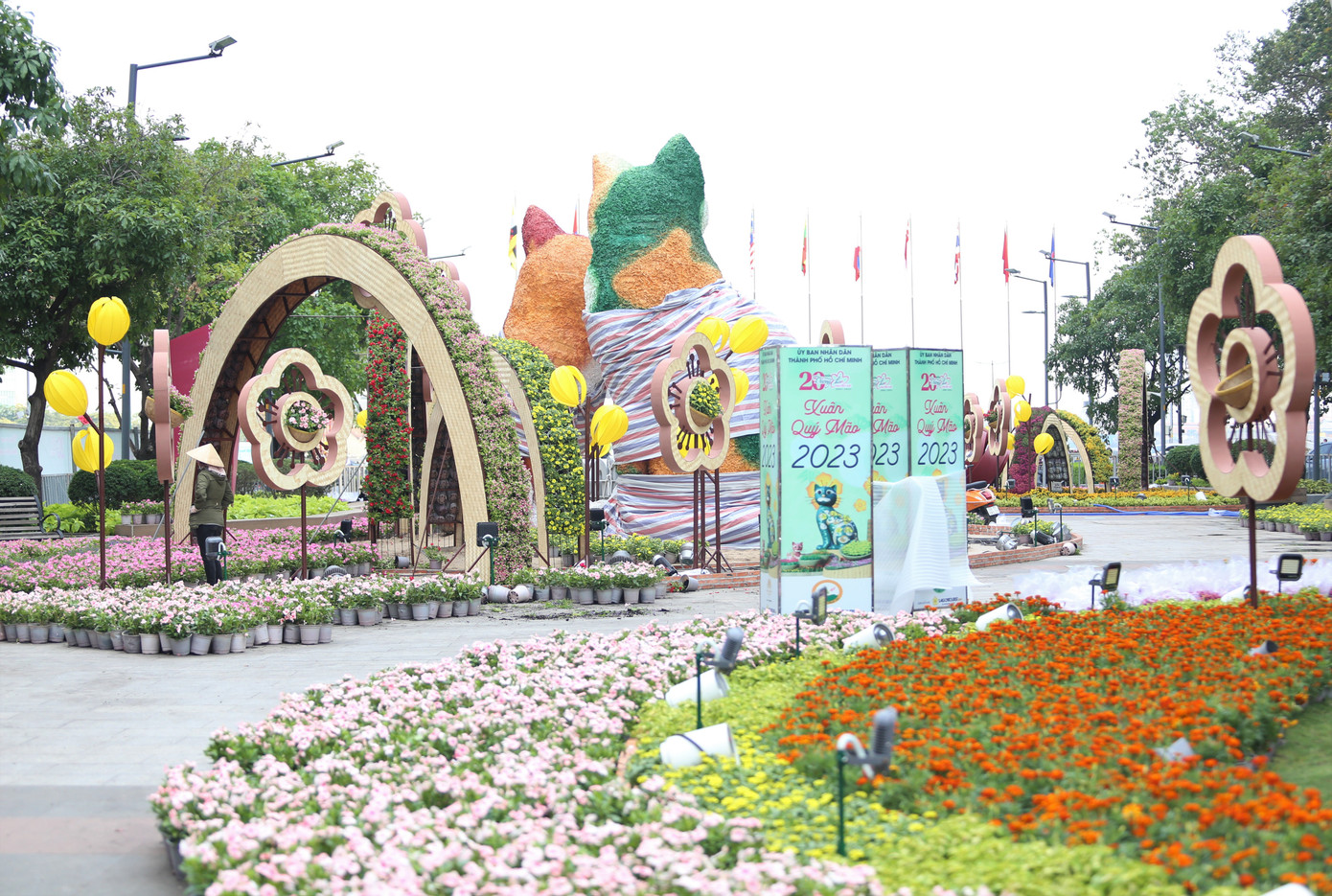 Xuyên suốt công trình quy mô này, hoa tươi được bài trí xen kẽ tại nhiều khu vực tạo nên những điểm nhấn của bức tranh mùa xuân giữa lòng thành phố.