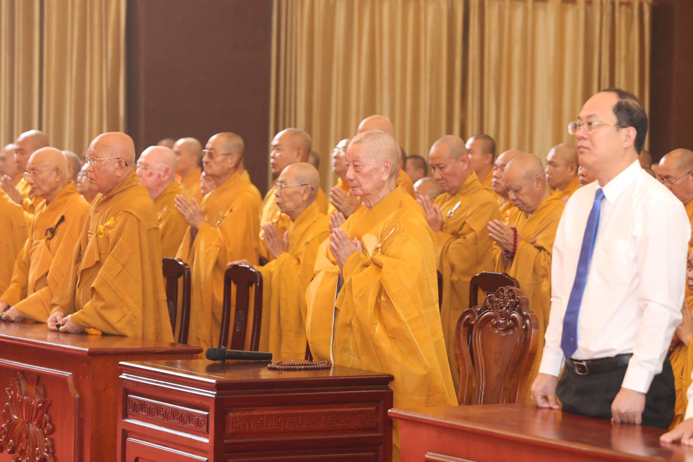 Đức Pháp chủ Hội đồng chứng minh GHPGVN cùng chư tôn giáo phẩm, lãnh đạo TPHCM tham dự buổi lễ. Ảnh: Ngô Tùng Đức Pháp chủ Hội đồng chứng minh GHPGVN cùng chư tôn giáo phẩm, lãnh đạo TPHCM tham dự buổi lễ. Ảnh: Ngô Tùng