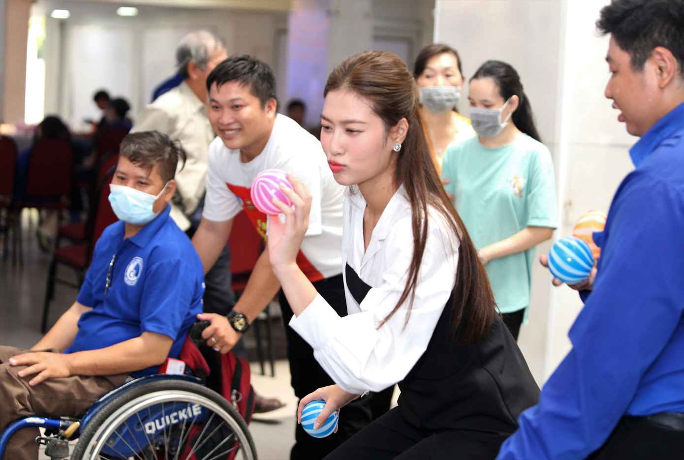 Lần đầu tiên tham gia một ngày hội dành cho người khuyết tật, Hoa hậu Hòa bình Việt Nam 2022 Đoàn Thiên Ân hào hứng hòa vào sân chơi giao lưu cùng người khuyết tật.