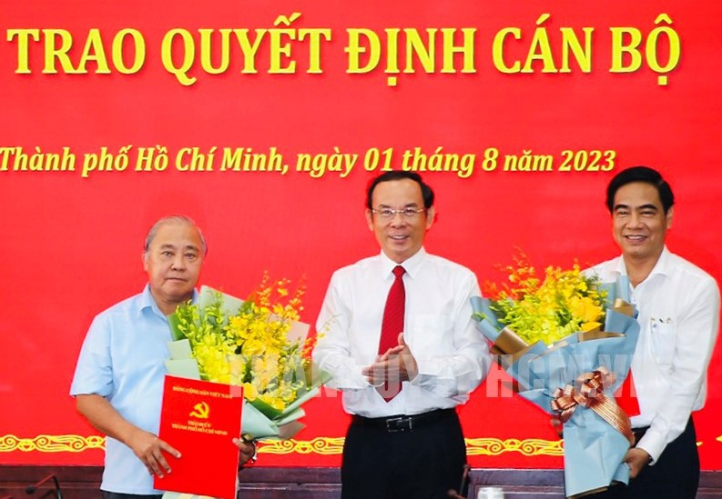 Bí thư Thành uỷ TPHCM Nguyễn Văn Nên (giữa) trao quyết định cho ông Ngô Văn Luận (bìa phải) và ông Võ Văn Tân. Ảnh: Thành uỷ TPHCM Bí thư Thành uỷ TPHCM Nguyễn Văn Nên (giữa) trao quyết định cho ông Ngô Văn Luận (bìa phải) và ông Võ Văn Tân. Ảnh: Thành uỷ TPHCM