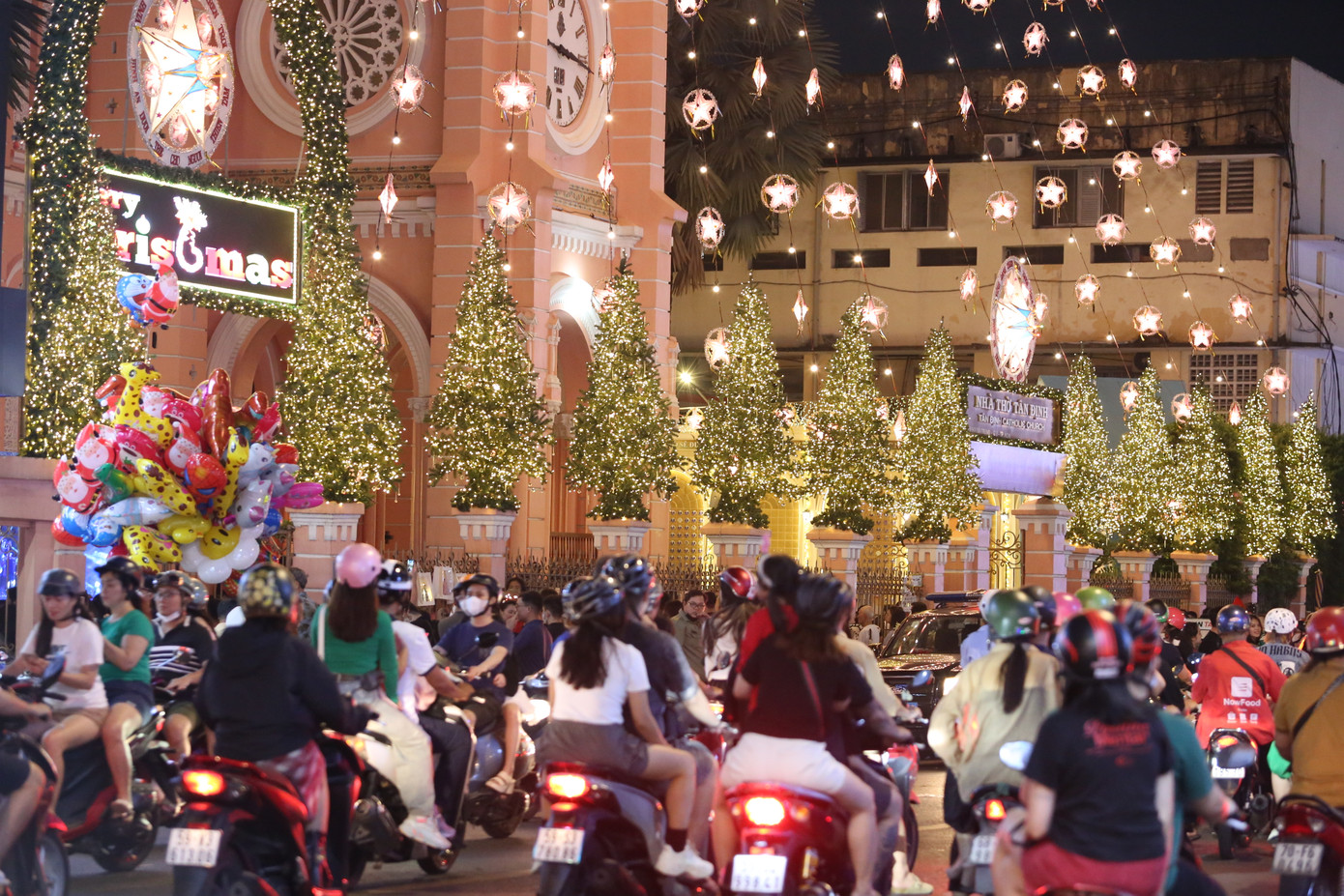 Những ngày kề cận lễ Giáng sinh, Nhà thờ Tân Định được trang hoàng rực rỡ, lung linh với hàng trăm chiếc đèn ông sao cùng nhiều cây thông lấp lánh.