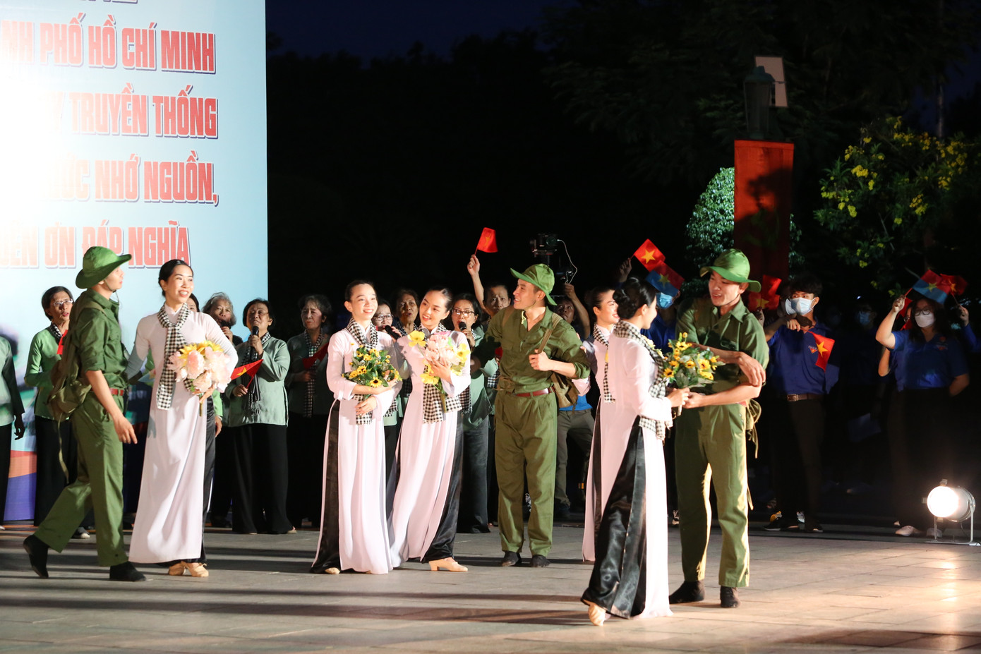 Tiết mục nghệ thuật tại chương trình, với sự tham gia của các cô chú CLB Truyền thống Thành Đoàn và những nghệ sĩ, bạn trẻ.