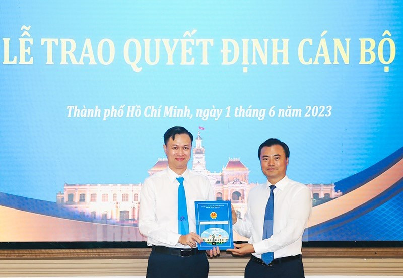 Ông Bùi Xuân Cường trao quyết định cho ông Bùi Anh Huấn.