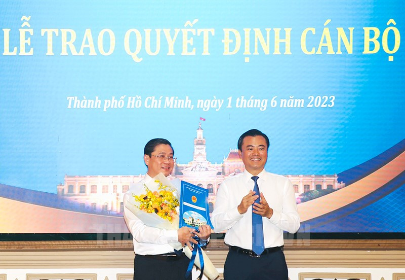 Ông Bùi Xuân Cường trao quyết định bổ nhiệm cho ông Huỳnh Văn Thanh. Ảnh: Thành ủy TPHCM