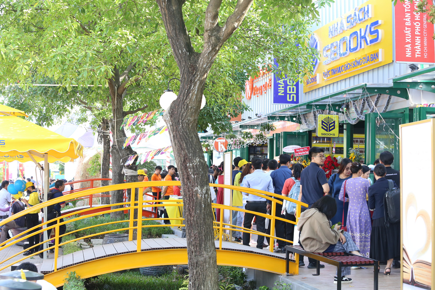 Lấy ý tưởng văn hóa sông nước miền Nam, Đường sách Thủ Đức thiết kế nhiều cây cầu nối liền phía lề đường vào bên các gian hàng sách, cửa hàng tiện ích.