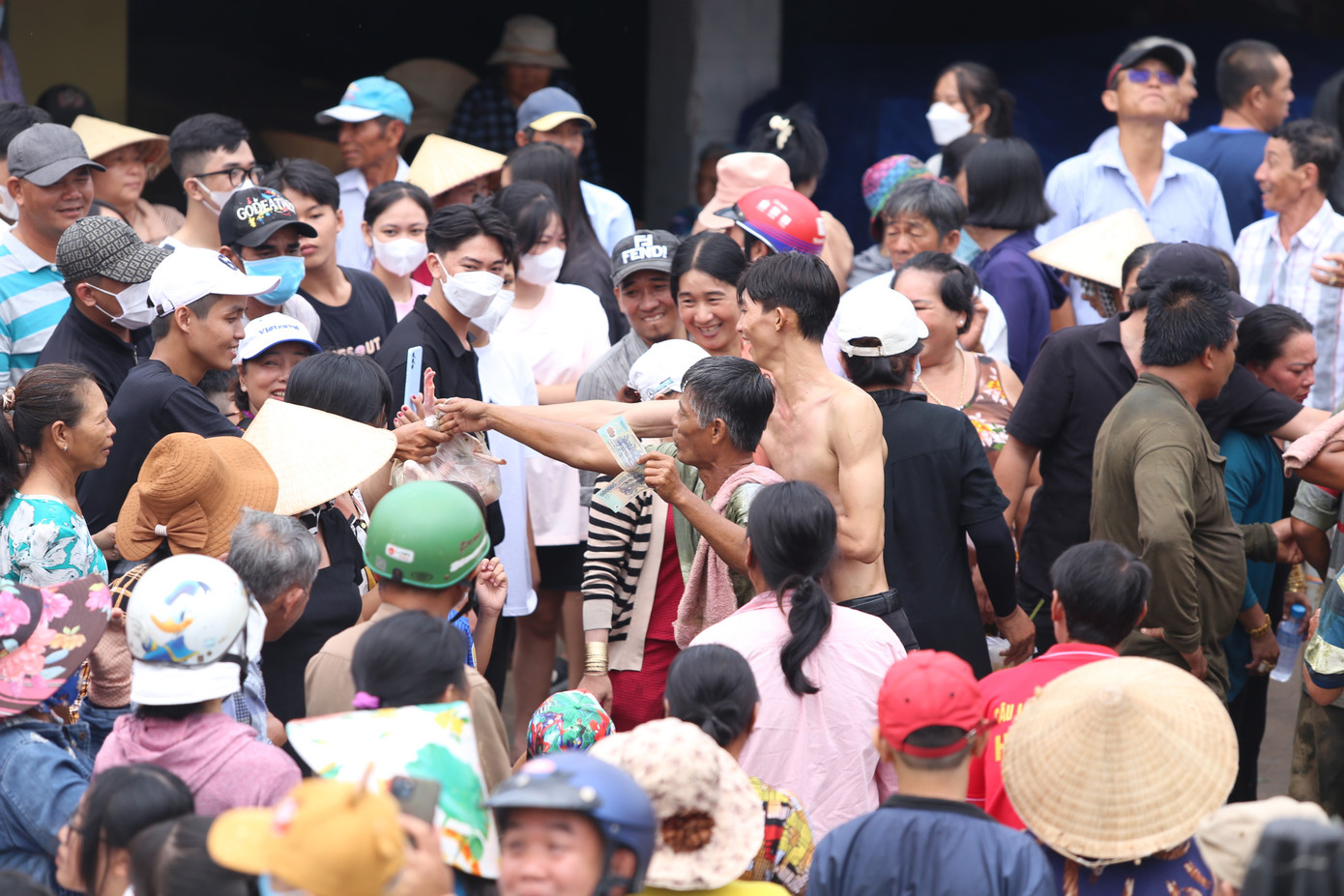 Các thành viên chia nhau phần thưởng sau khi đã nỗ lực hết mình.