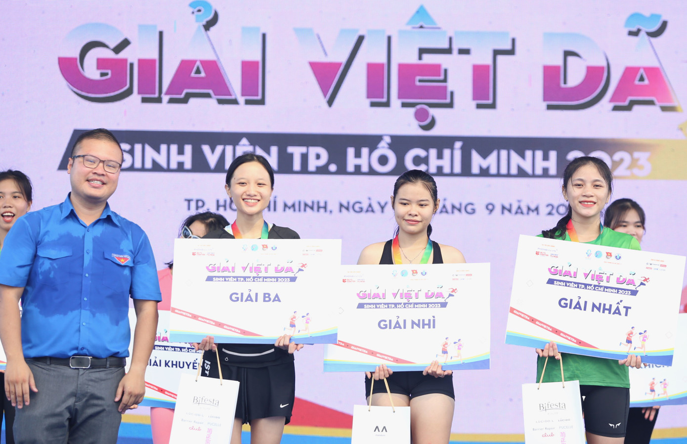 Ban Tổ chức trao thưởng cho các nữ sinh tham gia giải Việt dã sinh viên. Ban Tổ chức trao thưởng cho các nữ sinh tham gia giải Việt dã sinh viên.